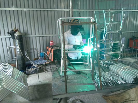 Một số lưu ý khi chọn dịch vụ gia công bàn ghế sắt