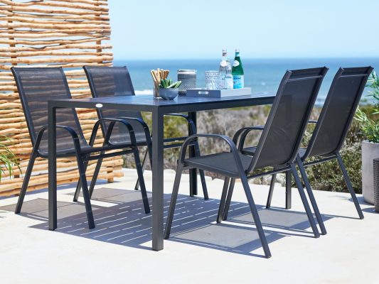 Các yếu tố ảnh hưởng đến giá thành gia công bàn ghế sắt