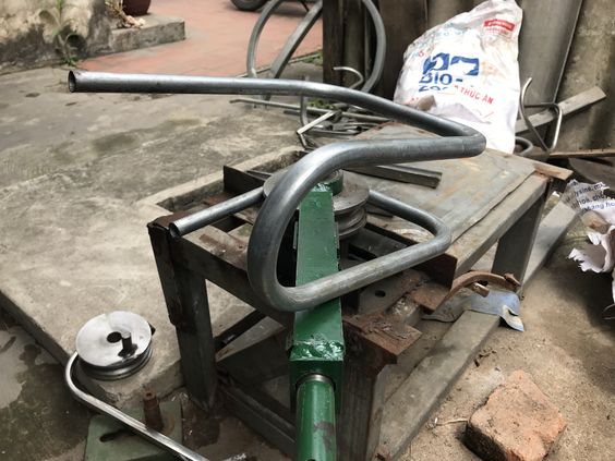 Uốn ống inox bằng tay thủ công