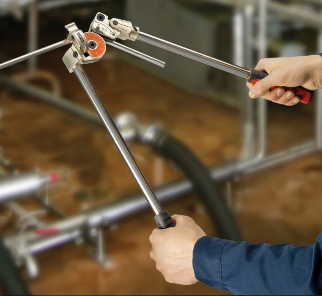 Uốn ống inox bằng máy uốn thủy lực
